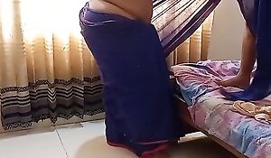 Gujarati Hot Stranger Granny Wear Saree Sans Blouse, when a 18y old Guy Bound Her Forearm with saree & jabardast Chudai