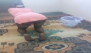 Hot adult wiping the carpet unconnected with bending desist