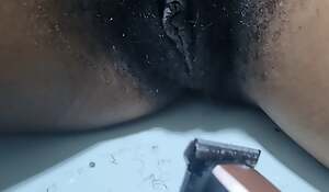 Shaving her pussy
