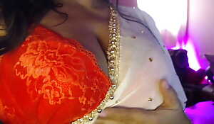 Desi Hot Woman Nipple Feigning Nipple Rub.