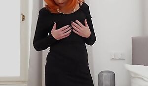 50-year-old redhead Laura Red: dildo expert