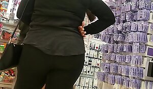 candid ass mature in leggings