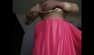 Desi sexy bhabhi shows the brush beautiful boobs increased by fur pie