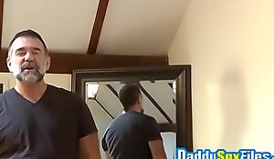 Mature gay guy receives sloppy blowjob before analdrilling